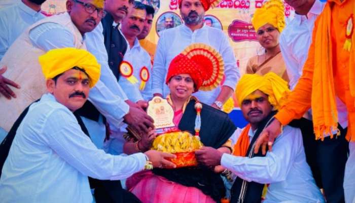 ಚಿನ್ನದ ಸರದೊಂದಿಗೆ ಸನ್ಮಾನಿಸಿದ ಗ್ರಾಮಸ್ಥರು: ಜನರ ಪ್ರೀತಿಗೆ ಬೆಲೆ ಕಟ್ಟಲಾಗದು ಎಂದ ಸಚಿವೆ ಲಕ್ಷ್ಮೀ ಹೆಬ್ಬಾಳಕರ್