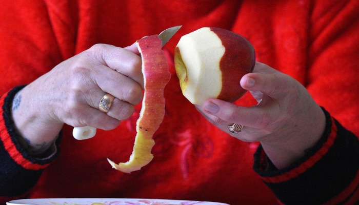 Apple Peel Benefits: ಸೇಬು ಹಣ್ಣನ್ನು ತಿನ್ನುವಾಗ ಸಿಪ್ಪೆ ಸುಲಿಯಬೇಡಿ, ಇಲ್ಲಿವೆ ಅದರ 5 ಅದ್ಭುತ ಲಾಭಗಳು